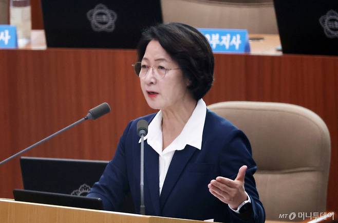 (수원=뉴스1) 김영운 기자 = 추미애 경기도지사가 2일 경기 수원시 영통구 경기도의회 본회의장에서 열린 '제393회 임시회 제2차 본회의'에서 임기 첫 대집행부 질문에 답하고 있다. 2026.9.2/뉴스1  Copyright (C) 뉴스1. All rights reserved. 무단 전재 및 재배포,  AI학습 이용 금지. /사진=(수원=뉴스1) 김영운 기자