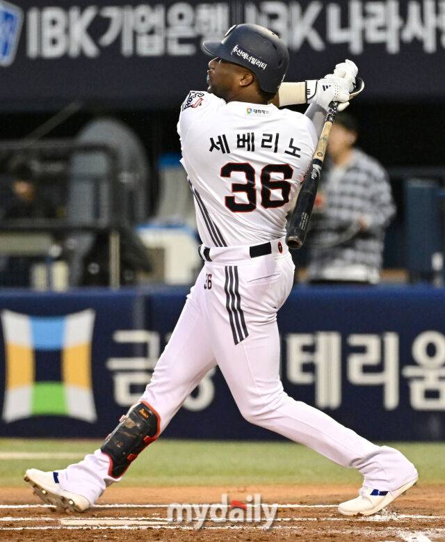 2026년 9월 16일 오후 서울 잠실구장에서 열린 '2026 신한 SOL KBO리그' 삼성 라이온즈와 두산 베어스의 경기. 두산 세베리노가 1회말 2사 1.3루서 2타점 2루타를 치고 있다./잠실=유진형 기자