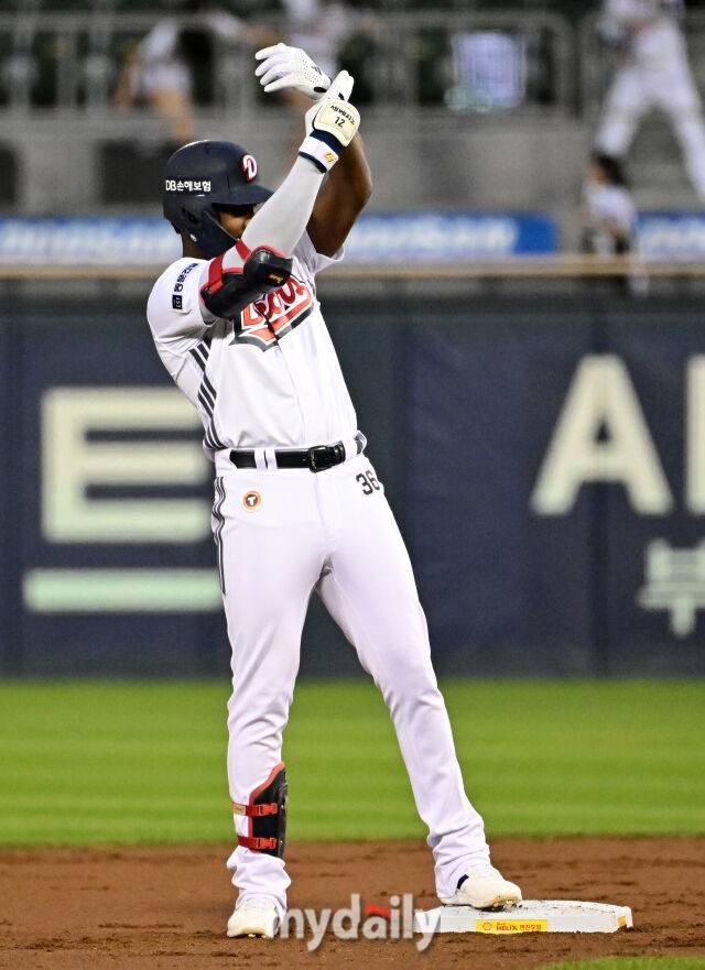 2026년 9월 16일 오후 서울 잠실구장에서 열린 '2026 신한 SOL KBO리그' 삼성 라이온즈와 두산 베어스의 경기. 두산 세베리노가 1회말 2사 1.3루서 2타점 2루타를 친 뒤 기뻐하고 있다./잠실=유진형 기자