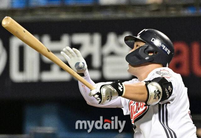 2026년 9월 16일 오후 서울 잠실구장에서 열린 '2026 신한 SOL KBO리그' 삼성 라이온즈와 두산 베어스의 경기. 두산 양석환이 4회말 1사 후 솔로 홈런을 치고 있다./잠실=유진형 기자
