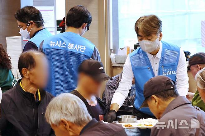 [서울=뉴시스] 권창회 기자 = 염영남 뉴시스 대표를 비롯한 봉사단이 16일 오전 서울 용산구 아침애만나에서 배식봉사를 하고 있다. 2026.09.16. kch0523@newsis.com