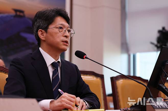 [서울=뉴시스] 김근수 기자 = 홍지선 국토교통부 장관 후보자가 16일 오전 서울 여의도 국회에서 열린 제22대 제439회국회(정기회) 국토교통위원회 국무위원후보자(국토교통부장관 홍지선) 인사청문회에서 질의에 답하고 있다.  2026.09.16. ks@newsis.com