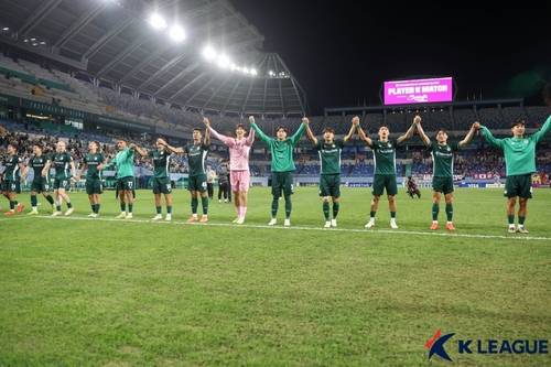 교토전 승리 후 팬들에게 인사하는 대전 선수들 [한국프로축구연맹]