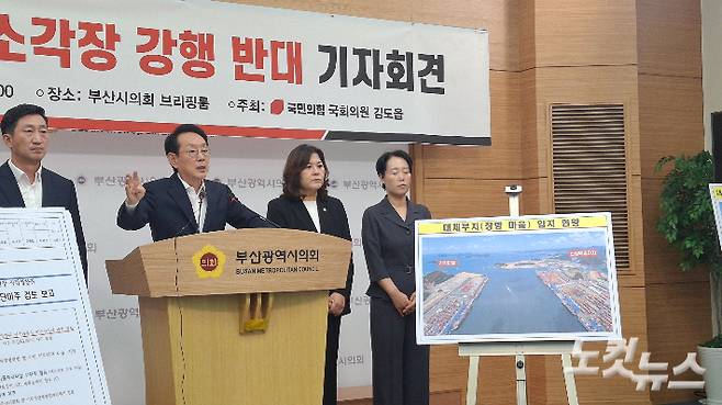김도읍 의원이 강서구 생곡 소각장 대체부지인 장항, 율리마을에 대해 설명하고 있다. 강민정 기자