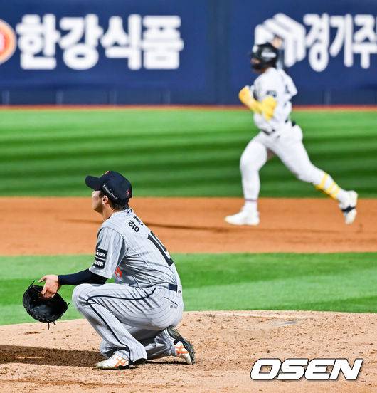 [OSEN=수원, 박준형 기자] 3일 오후 수원KT위즈 파크에서 2026 신한 SOL KBO리그 KT 위즈와 한화 이글스의 경기가 진행됐다.이날 KT는 고영표를, 한화는 왕옌청을 선발투수로 내세웠다.3회말 한화 선발투수 왕옌청이 KT 안현민에게 솔로홈런을 허용한뒤 마운드에 주저앉아 있다.    2026.09.03 / soul1014@osen.co.kr