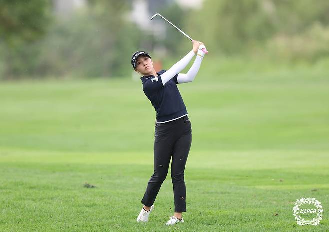 리디아 고가 2025년 9월 19일 KLPGA 투어 하나금융그룹 챔피언십 2라운드 4번 홀에서 아이언 샷을 날리고 있다. 사진 제공=KLPGA