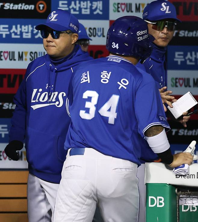 삼성 박진만 감독(왼쪽)이 16일 잠실 두산전에 앞서 최형우의 선발 라인업 제외를 언급하며 “몸과 마음이 모두 힘들다는 느낌이 받았다”고 말했다. 뉴시스