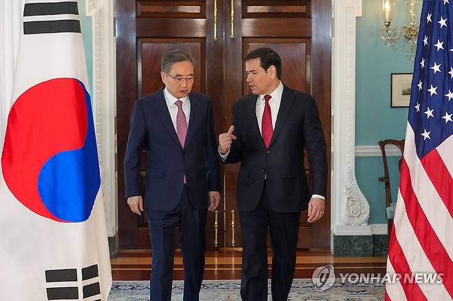 대화하는 조현 외교부 장관과 마르코 루비오 미 국무장관 (서울=연합뉴스) 조현 외교부 장관(왼쪽)과 마르코 루비오 미 국무장관 겸 국가안보보좌관이 3일(현지시간) 미국 워싱턴DC에서 열린 한미 외교장관회담에서 대화하고 있다. 2026.2.4 [외교부 제공. 재판매 및 DB 금지] photo@yna.co.kr