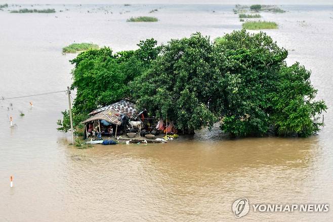 홍수가 발생한 인도 비하르주 바이샬리 지역의 지난 3일 상황  [AFP=연합뉴스 자료사진. 재판매 및 DB 금지]