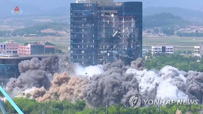 폭발 충격으로 산산조각 난 개성공단 종합지원센터 유리창 (서울=연합뉴스) 조선중앙TV는 17일 개성 남북공동연락사무소 폭파 영상을 공개했다. 영상에는 폭발음과 함께 연락사무소가 회색 먼지 속에 자취를 감추고 바로 옆 15층 높이의 개성공단 종합지원센터 전면 유리창이 산산조각이 난 모습이 담겼다. [조선중앙TV 화면 캡처] 2020.6.17 
    [국내에서만 사용가능. 재배포 금지. For Use Only in the Republic of Korea. No Redistribution] nkphoto@yna.co.kr