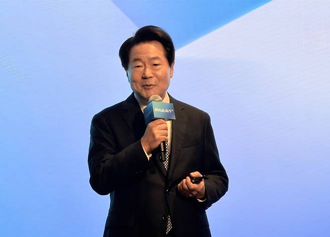 강석균 안랩 대표 강석균 안랩 대표가 16일 서울 웨스틴 파르나스 호텔에서 열린 'AI 비전 선포' 기자간담회에서 발표하고 있다. [촬영 권하영]