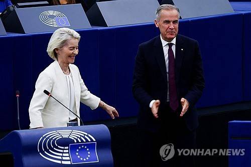 16일(현지시간) 프랑스 스트라스부르 유럽의회에 나란히 선 폰데어라이엔 EU 집행위원장(왼쪽)과 카니 캐나다 총리 [로이터 연합뉴스. 재판매 및 DB 금지]