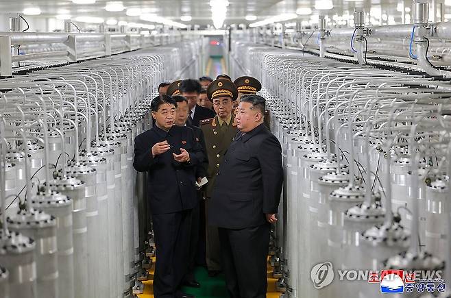 지난 6월 새 핵물질 생산공장 둘러보는 김정은 [평양 조선중앙통신=연합뉴스. 국내에서만 사용가능. 재배포 금지. For Use Only in the Republic of Korea. No Redistribution] nkphoto@yna.co.kr
