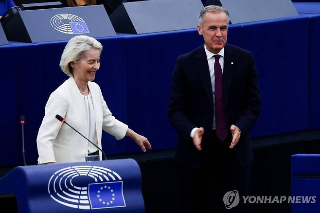 16일(현지시간) 프랑스 스트라스부르 유럽의회에 나란히 선 폰데어라이엔 EU 집행위원장(왼쪽)과 카니 캐나다 총리 [로이터 연합뉴스. 재판매 및 DB 금지]