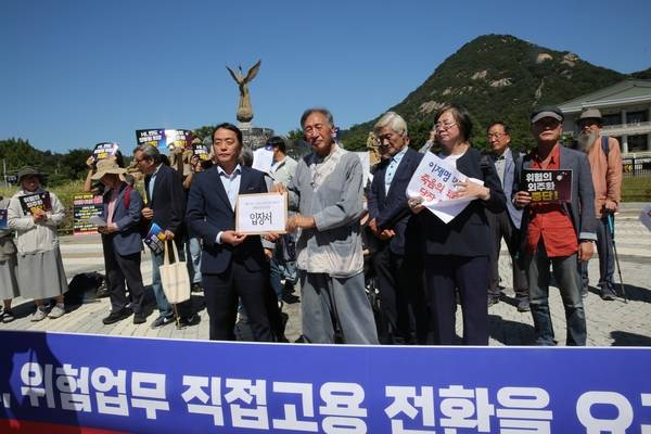 16일 서울 청와대 분수대 앞에서 학계·노동·법조·언론·문화예술계 등 각계 원로들이 HL만도 평택공장 故김승모씨 사망사고의 진상규명과 책임자 처벌, 위험업무 직접고용 전환 등을 요구하는 기자회견을 열고 있다. 2026.9.16 /백기완노나메기재단 제공
