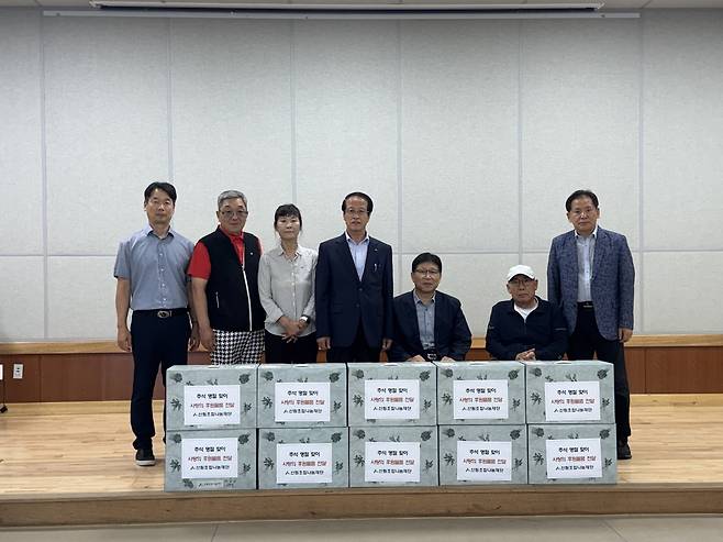 ◇영월군산림조합은 17일 (사)영월군장애인협회에 산림조합나눔재단이 지원한 임산물 등 추석명절 후원물품을 전달했다.