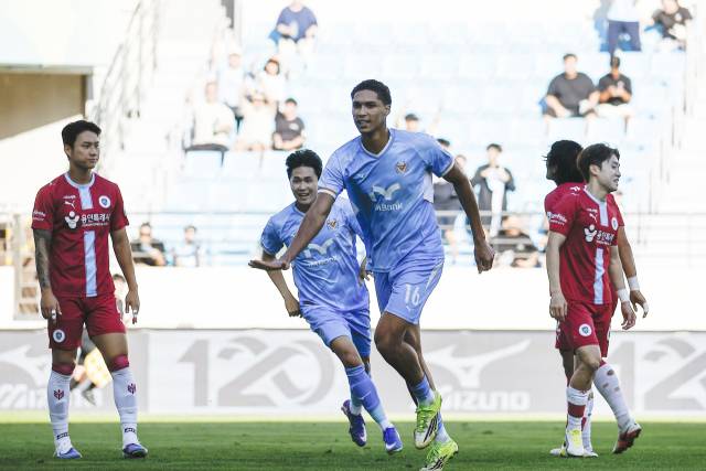 프로축구 K리그2 대구FC의 데커스(오른쪽 세 번째·16번)가 12일 아이엠뱅크파크에서 열린 용인FC와의 경기에서 골을 넣고 기뻐하고 있다. 대구FC 제공