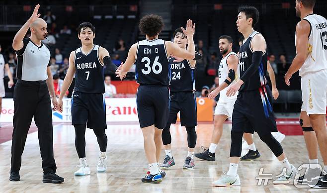 16일 일본 나고야 아이치 인터내셔널 아레나에서 열린 2026 아이치·나고야 아시안게임 남자 농구 8강 대한민국과 요르단의 경기, 대한민국 선수들이 114대 80으로 승리 후 기뻐하고 있다. 2026.9.16 ⓒ 뉴스1 김도우 기자