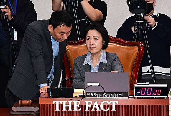 추미애 당시 법사위원장이 2025년 11월 11일 오후 서울 여의도 국회에서 열린 법제사법위원회 전체회의에 참석해 김용민 더불어민주당 의원과 대화를 하고 있다. /배정한 기자