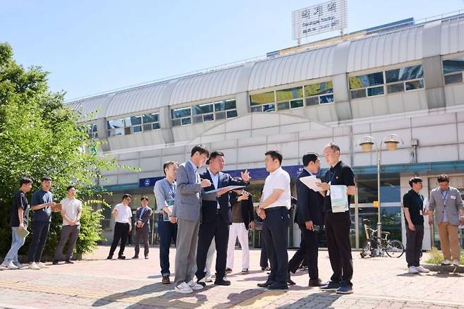 정덕영 양주시장이 회천신도시에서 현장회의를 열고 주요 사업 추진 상황을 점검하고 있다. 양주시 제공