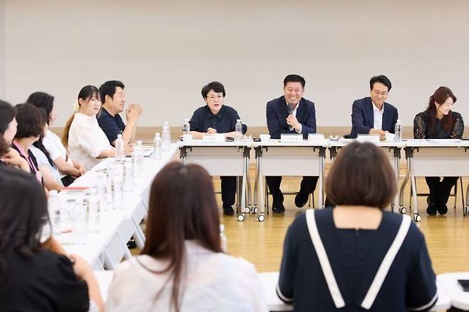 정덕영 양주시장이 안민석 경기도교육감과 함께 교육 현안 간담회에 참석해 양주지역 교육 발전 방안을 논의하고 있다. 양주시 제공