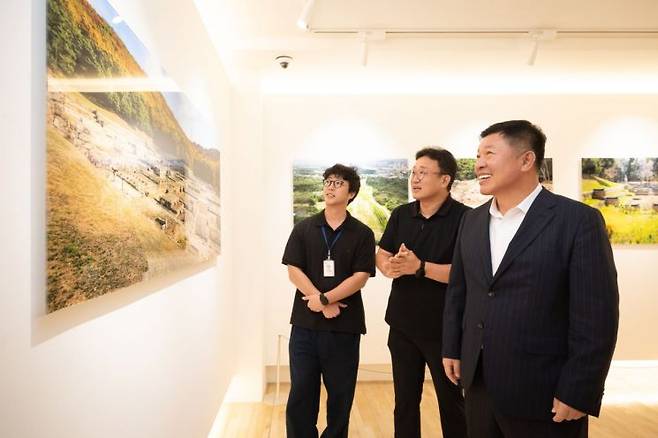 정덕영 양주시장이 회암사지 사진전을 둘러보며 전시 작품에 관한 설명을 듣고 있다. 양주시 제공