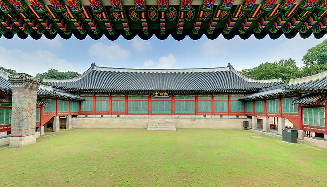 창덕궁 희정당 외경. 전통 전각 안에 서양식 실내 장식이 결합된 독특한 구조다. /국가유산진흥원