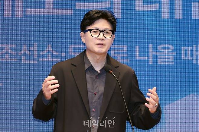 무소속 한동훈 의원이 16일 오전 서울 여의도 CCMM빌딩 컨벤션홀에서 '피지컬 AI, K-제조의 대전환'을 주제로 열린 2026 데일리안 글로벌 경제산업 비전 포럼에서 축사를 하고 있다. ⓒ데일리안 홍금표 기자