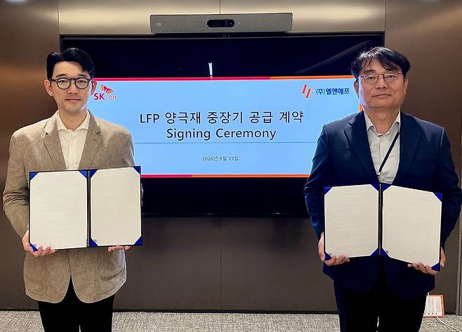 김성탄 SK온 원소재구매실장(왼쪽)과 이병희 엘앤에프 최고운영책임자(COO)가 17일 서울 종로구 SK온 관훈캠퍼스에서 리튬인산철(LFP) 양극재 구매 계약을 체결한 후 기념촬영을 하고 있다. SK온 제공