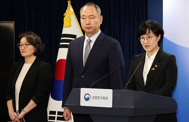 원민경 성평등가족부 장관(사진에서 가장 오른쪽)이 16일 서울 종로구 정부서울청사에서 임신중지 약물 도입 방안을 발표하고 있다. 뉴스1