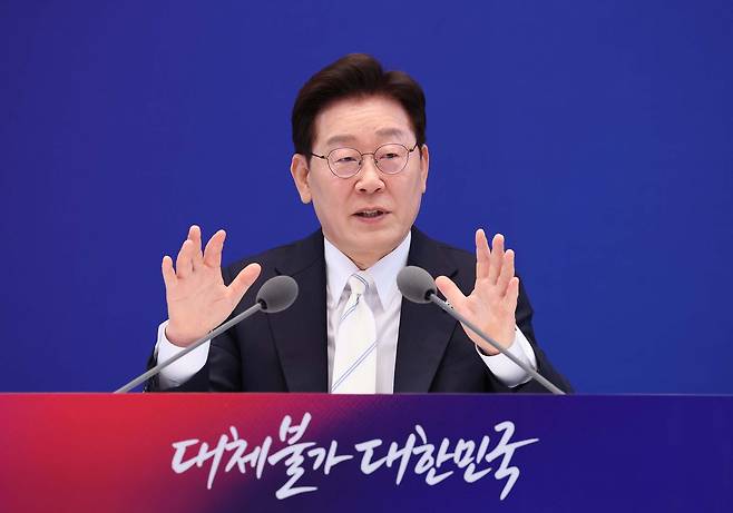 이재명 대통령이 8일 청와대에서 열린 취임 1주년 기자회견에서 취재진의 질문에 답하고 있다. [청와대사진기자단] 2026.06.08.