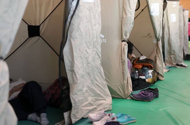 지난 2월 23일 경남 함양군 유림면 유림어울림체육관에 마련된 함양 산불 이재민 대피소에서 이재민이 휴식을 취하고 있다. 연합뉴스