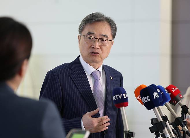 조현 외교부 장관이 오늘(17일) 인천 영종도 인천국제공항 제2여객터미널에서 한미 외교장관회담을 위해 출국하며 취재진의 질문에 답하고 있다. / 사진 = 연합뉴스