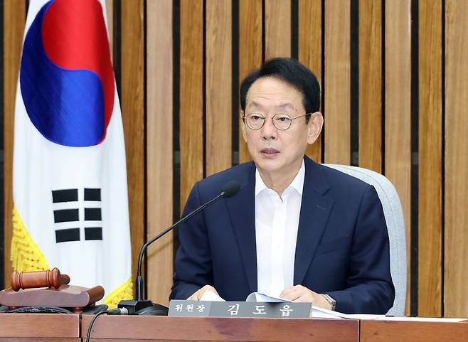 16일 국회에서 열린 김성수 대법관 후보자 임명 동의에 관한 인사청문특별위원회 전체회의에서 김도읍 위원장이 발언하고 있다. [연합뉴스]