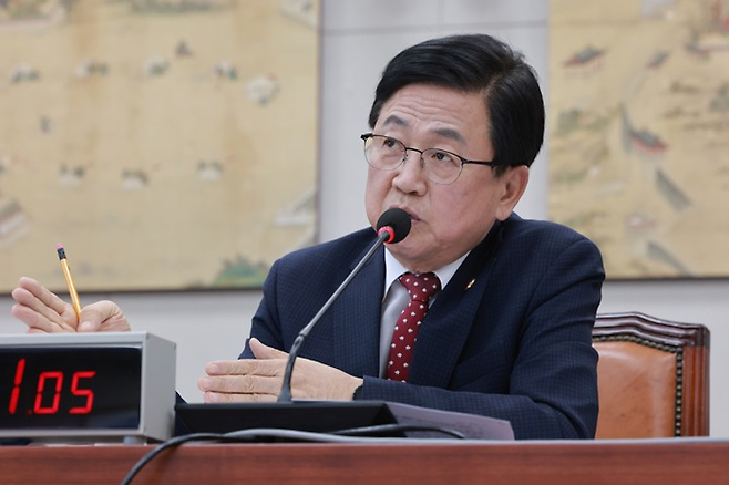 최교진 교육부 장관이 16일 국회 교육위원회 전체회의에서 2027학년도 대입 수시 원서접수 ‘먹통’ 사태 관련 교육위원 질의에 답하고 있다. [연합뉴스]