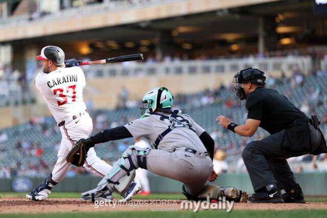 MLB 미네소타 빅터 카라타니가 17일(한국시각) 열린 뉴욕 양키스와 홈 경기 연장 13회말 적시타를 치고 있다. 미네소타는 카라타니의 끝내기 안타로 양키스에 5-4로 이겨 3연패에서 벗어났다./게티이미지코리아