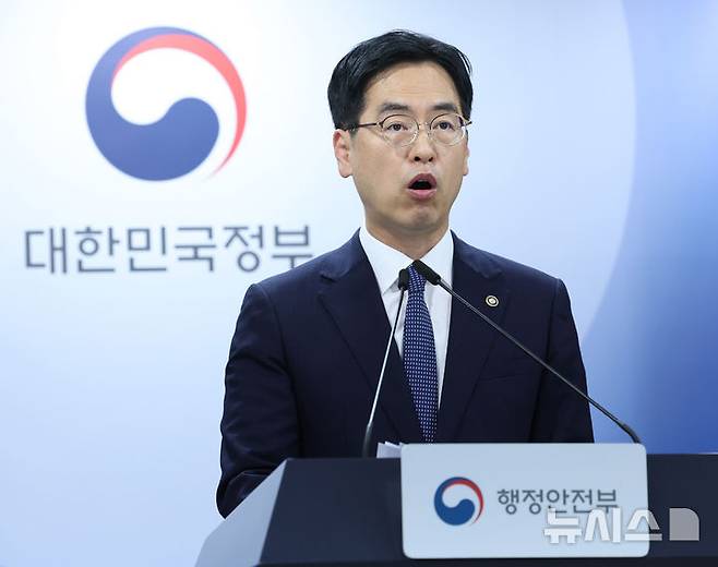 [서울=뉴시스] 조수정 기자 = 중대범죄수사청 개청준비단 단장인 김민재 행정안전부 차관이 17일 오전 서울 종로구 정부서울청사에서 초대 중수청장 후보자 관련 브리핑을 하고 있다. 김 차관은 브리핑에서 언론과 국회에서 제기된 김지용 후보자에 대한 논란 중 김학의 출금 사건, 정진웅 검사 독직폭행 사건, 검수완박 반대 및 윤 전 총장 징계 반대 관련 해명하고 국민의 우려를 가볍게 넘기지 않겠다고 밝혔다.  2026.09.17. chocrystal@newsis.com