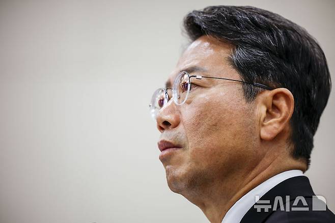 [서울=뉴시스] 정병혁 기자 = 김승원 법무부장관 후보자가 15일 서울 여의도 국회 법제사법위원회에서 열린 인사청문회에서 의원들을 바라보고 있다. 2026.09.15. jhope@newsis.com