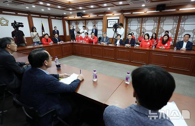 [과천=뉴시스] 이영환 기자 = 장동혁 국민의힘 상임선거대책위원장이 투표용지 부족 사태 관련 3일 오후 경기 과천시 중앙선거관리위원회를 항의 방문해 허철훈 중앙선거관리위원회 사무총장 등과 면담하고 있다. 2026.06.03. 20hwan@newsis.com