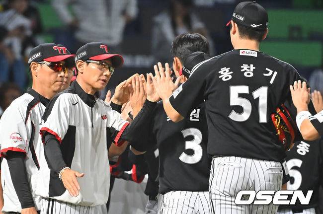 [OSEN=창원, 이석우 기자] 16일 창원NC파크에서 2026 신한 SOL KBO 리그 NC 다이노스와 LG 트윈스의 경기가 열렸다. 홈팀 NC는 클레빈저가, 방문팀 LG는 박시원이 선발 출전했다. LG 트윈스 염경엽 감독이 NC 다이노스에 9-2로 승리한 후 홍창기와 하이파이브를 하고 있다. 2026.09.16 / foto0307@osen.co.kr
