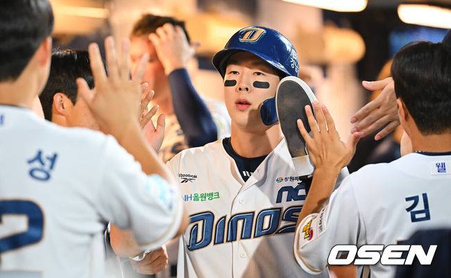 [OSEN=창원, 이석우 기자] 17일 창원NC파크에서 2026 신한 SOL KBO 리그 NC 다이노스와 SSG 랜더스의 경기가 열렸다. 홈팀 NC는 라일리가, 방문팀 SSG는 이로운이 선발 출전했다. NC 다이노스 박건우가 2회말 무사 2,3루 천재환의 중견수 희생 플라이때 득점을 올리고 하이파이브를 하고 있다. 2026.09.17 / foto0307@osen.co.kr