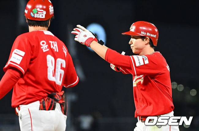 [OSEN=창원, 이석우 기자] 17일 창원NC파크에서 2026 신한 SOL KBO 리그 NC 다이노스와 SSG 랜더스의 경기가 열렸다. 홈팀 NC는 라일리가, 방문팀 SSG는 이로운이 선발 출전했다. SSG 랜더스 박성한이 8회초 2사 2루 우익수 앞 1타점 안타를 치고 세리머니를 하고 있다. 2026.09.17 / foto0307@osen.co.kr