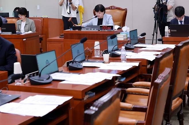 김승원 법무장관 후보자 인사청문보고서 여권 주도 처리 - 17일 국회 법제사법위원회 전체 회의에서 위원장인 더불어민주당 서영교 의원이 김승원 법무부 장관 후보자 인사청문경과보고서를 처리하고 있다. 국민의힘 소속 위원들은 김 후보자 인사청문경과보고서 처리에 반발하며 퇴장했다. 2026.9.17 연합뉴스