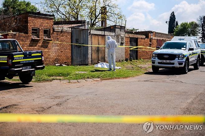 15일(현지시간) 남아프리카공화국 에쿠룰레니 콰테마 지역에서 여성 시신이 발견돼 수사가 진행되고 있다. [AP=연합뉴스. 재판매 및 DB 금지]