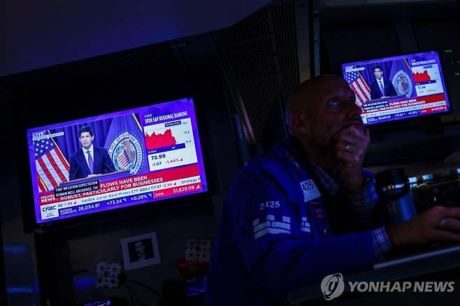 16일(현지시간) 뉴욕증권거래소 TV 화면에 보이고 있는 케빈 워시 연준 의장의 기자회견 모습 [로이터=연합뉴스. 재판매 및 DB 금지]