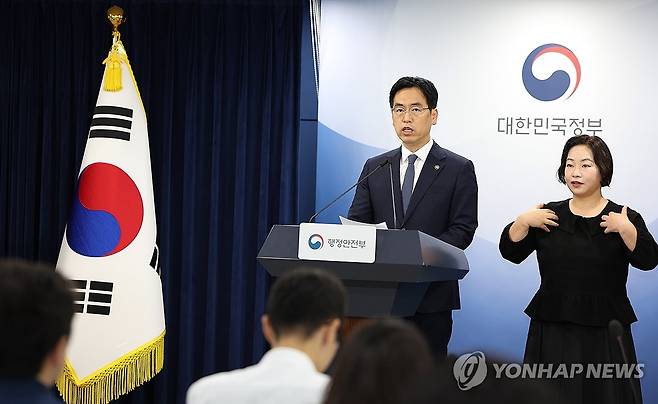 김민재 차관, 초대 중수청장 후보자 관련 브리핑 (서울=연합뉴스) 김민재 행정안전부 차관이 17일 서울 종로구 정부서울청사 브리핑실에서 열린 '초대 중수청장 후보자' 관련 브리핑에서 언론과 국회에서 제기된 논란과 의혹에 대해 현재까지 확인된 사실을 바탕으로 설명하고 있다. 2026.9.17 [행정안전부 제공. 재판매 및 DB 금지] photo@yna.co.kr