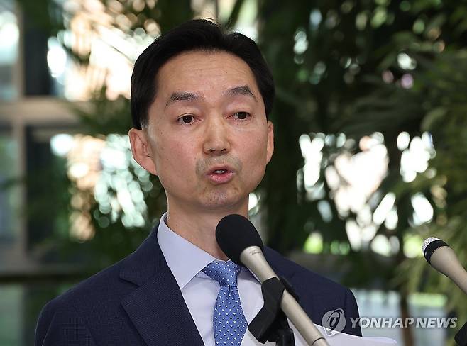 입장 표명하는 김지용 중대범죄수사청장 후보자 (서울=연합뉴스) 최재구 기자 = 김지용 중대범죄수사청장 후보자가 14일 인사청문회 준비 사무실이 마련된 정부서울청사 창성동 별관에서 현안과 관련한 입장을 표명하고 있다. 2026.9.14 jjaeck9@yna.co.kr