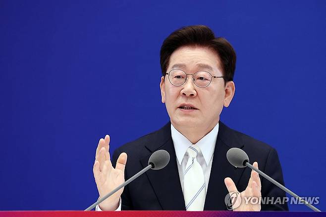 발언하는 이재명 대통령 (서울=연합뉴스) 김도훈 기자 = 이재명 대통령이 8일 청와대 영빈관에서 열린 취임 1주년 기자회견에서 발언하고 있다. 2026.6.8 superdoo82@yna.co.kr