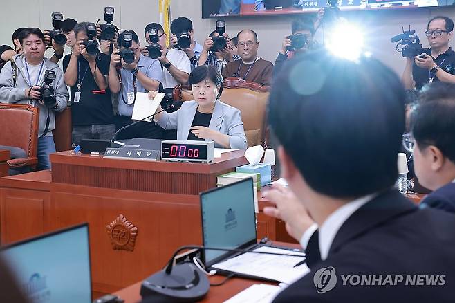 법사위원장에게 항의하는 국민의힘 (서울=연합뉴스) 신현우 기자 = 17일 국회 법제사법위원회 전체회의에서 박형수 야당 간사 등 국민의힘 소속 법사위원들이 김승원 법무부 장관 후보자 인사청문경과보고서 처리에 반발하며 항의하고 있다. 2026.9.17 nowwego@yna.co.kr