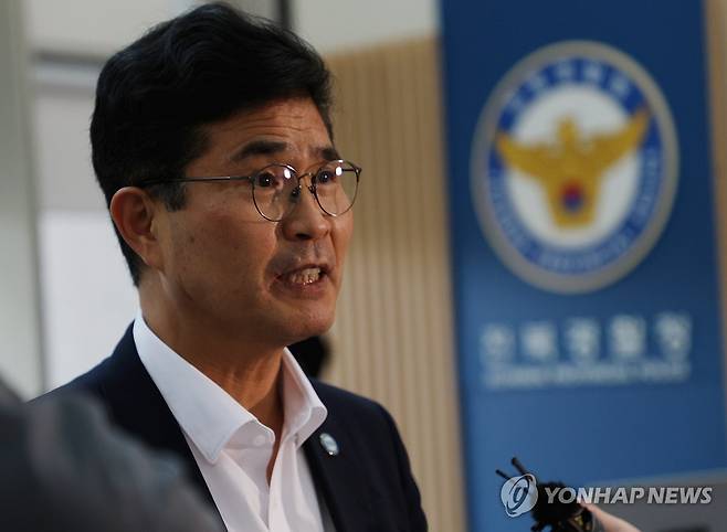 질문받는 이원택 전북도지사 (전주=연합뉴스) 지방선거를 앞두고 허위사실을 공표한 혐의로 고발된 이원택 전북특별도지사가 지난 7월 29일 경찰 조사를 받기 위해 전북경찰청으로 향하고 있다. 2026.7.29 jaya@yna.co.kr